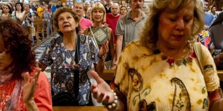 Argentinos rezan por la salud del papa Francisco