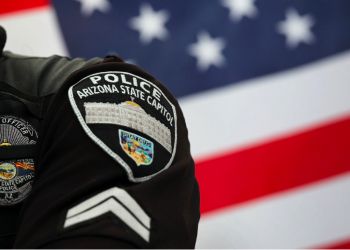 Arizona prohí­be a los ciudadanos grabar de cerca a los policí­as.