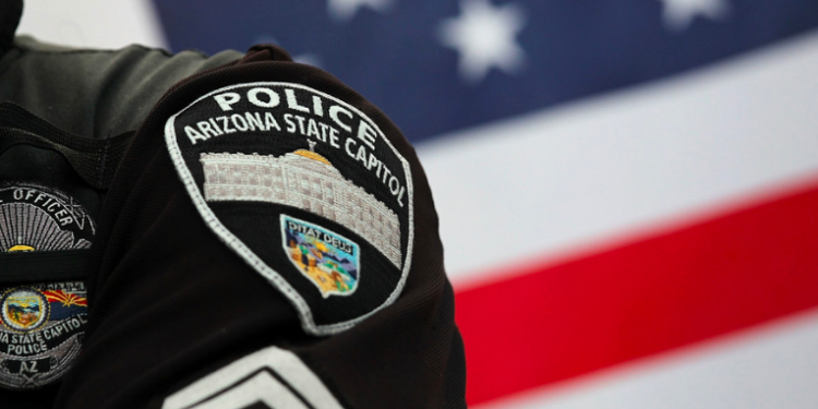 Arizona prohíbe a los ciudadanos grabar de cerca a los policías.