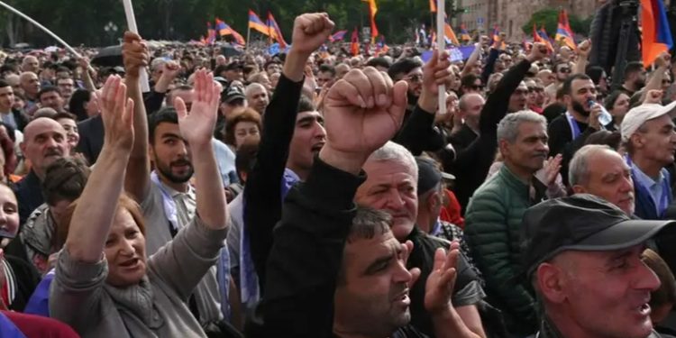 Armenia: 250 detenidos en protestas contra primer ministro