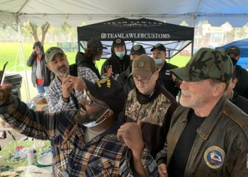 Arnold Schwarzenegger dona 25 casas para veteranos estadounidenses sin hogar