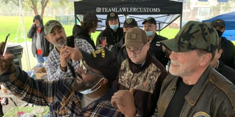 Arnold Schwarzenegger dona 25 casas para veteranos estadounidenses sin hogar