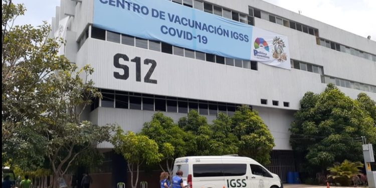 Arranca vacunación de docentes universitarios