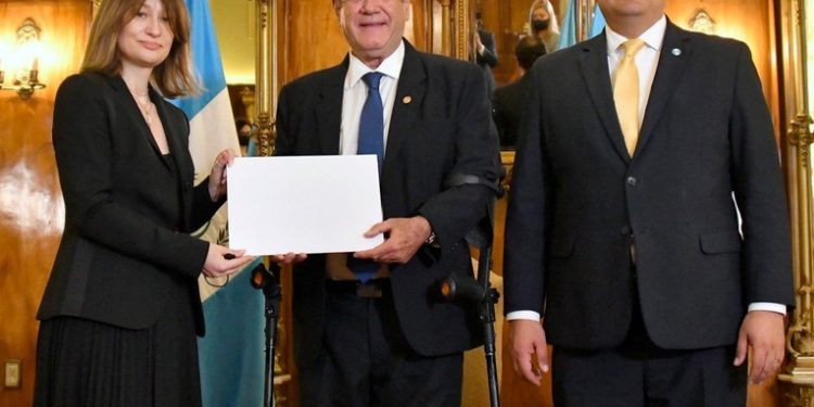 Presidente Giammattei recibe a la nueva embajadora de Ucrania
