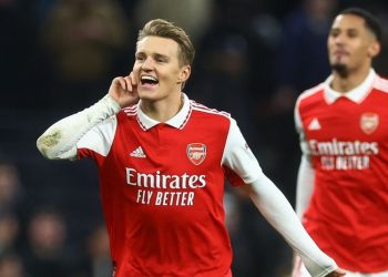 Arsenal toma el liderato