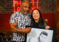 Artista guatemalteca entrega obras al gran Mike Tyson