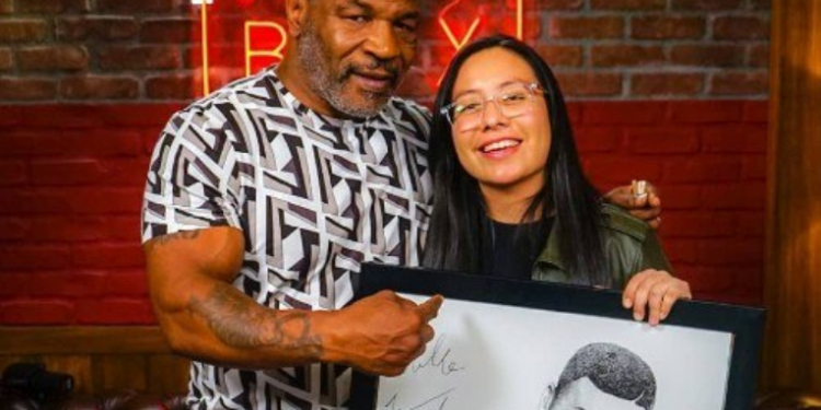 Artista guatemalteca entrega obras al gran Mike Tyson