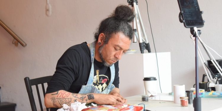 Artista guatemalteco José Molina rompe Récord Guinness al dibujar por 80 horas continuas