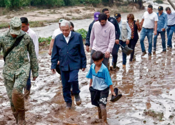 Así fue la travesía de López Obrador para llegar a Acapulco, aislado tras el huracán Otis