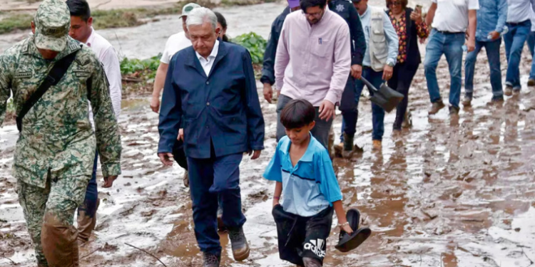 Así fue la travesía de López Obrador para llegar a Acapulco, aislado tras el huracán Otis