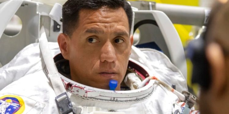 Astronauta de origen salvadoreño pasará meses en el espacio