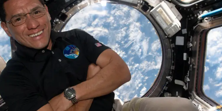 Astronauta rompe récord de tiempo en el espacio de la NASA