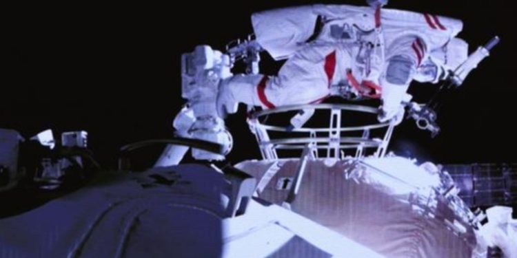 Astronautas en nueva estación china realizan primera caminata espacial