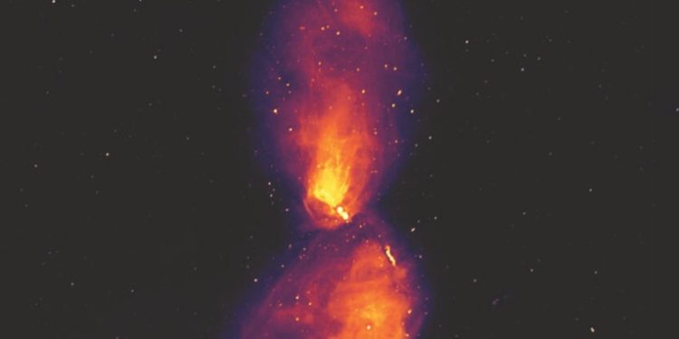 Astrónomos captan la imagen más ní­tida de una erupción de agujero negro, que abarca en el cielo 16 lunas llenas puestas en lí­nea