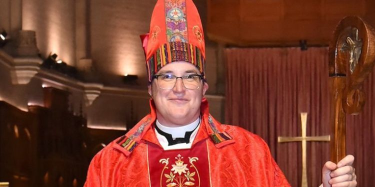 Asume la primera obispa abiertamente transgénero de la Iglesia Evangélica Luterana de EE.UU.