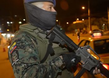 Atacantes disfrazados matan a unas 12 personas en Ecuador