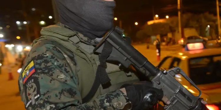 Atacantes disfrazados matan a unas 12 personas en Ecuador