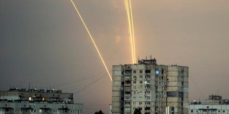 Ataque ruso con misiles mata a seis civiles en Jarkiv