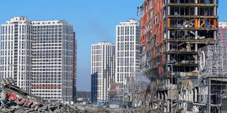 Ataque ruso contra centro comercial deja ocho muertos en Kiev