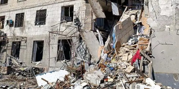 Ataque ruso contra zona residencial deja 3 muertos en Járkiv