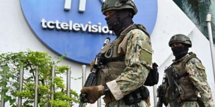 Ataque vinculado al narcotráfico en Ecuador cobra diez vidas y desencadena conflicto armado
