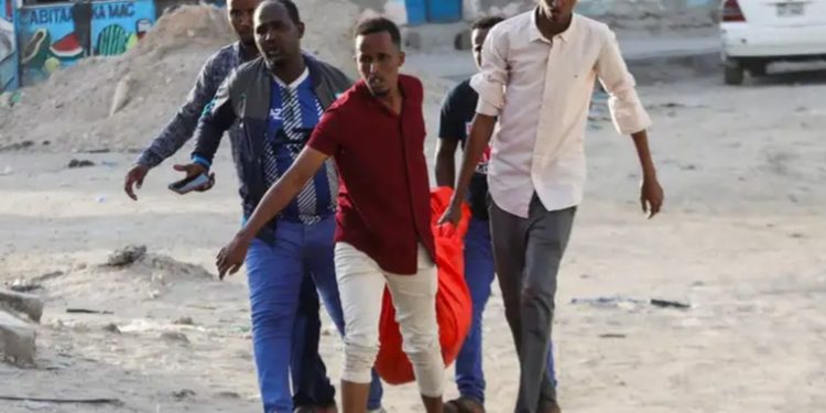 Atentado deja al menos 32 muertos en playa de Somalia