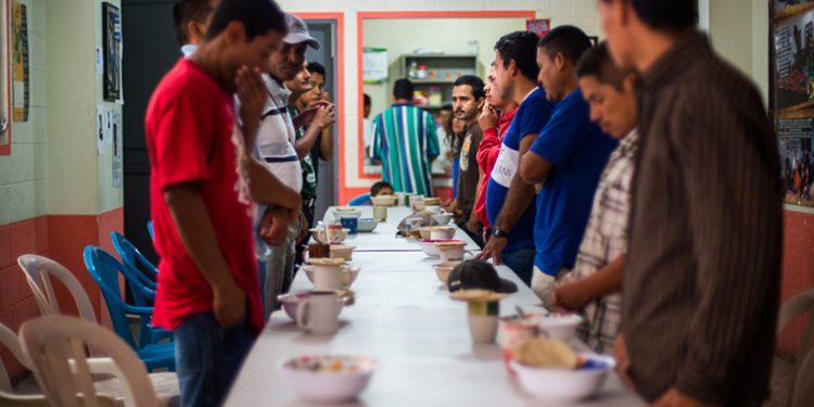 Atienden a más de mil migrantes hondureños