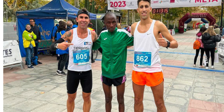 Atleta español cede premio de 500 euros a un keniano que llegó segundo en una maratón por error de un juez