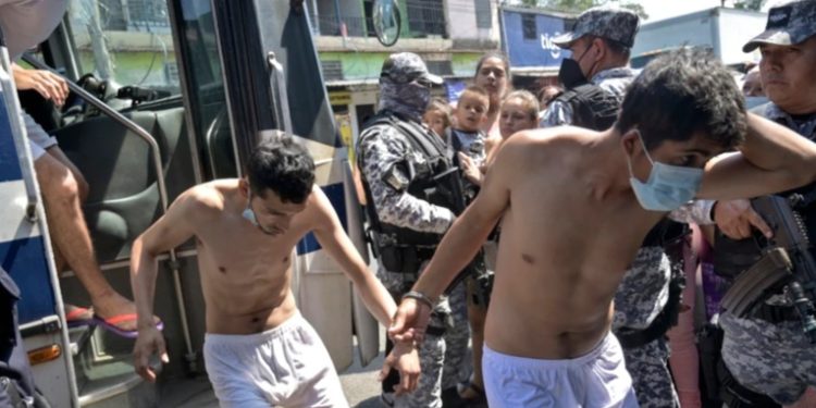 Aumenta la presión sobre el Gobierno de Bukele por su respuesta a la ola de violencia