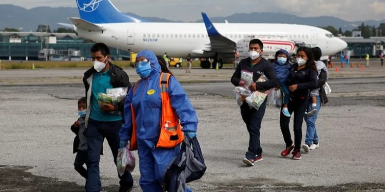 Aumenta número de deportaciones ví­a aérea desde México y Estados Unidos