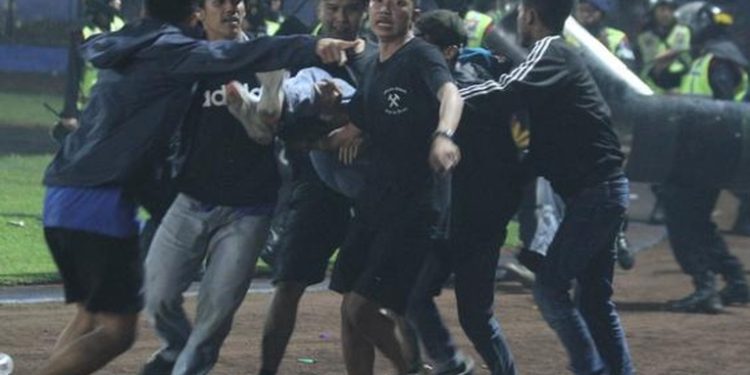 Aumentan a 131 los muertos en tragedia de Indonesia