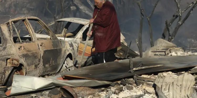 Aumentan a 99 los muertos en devastadores incendios en Chile