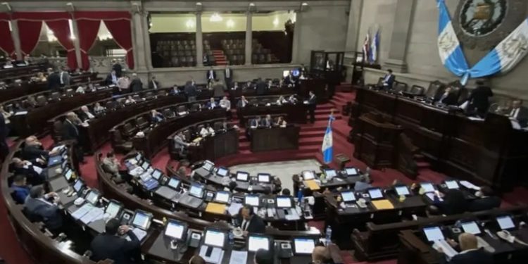 Ausencia de diputados impide discusión de iniciativa para destituir a la Fiscal General
