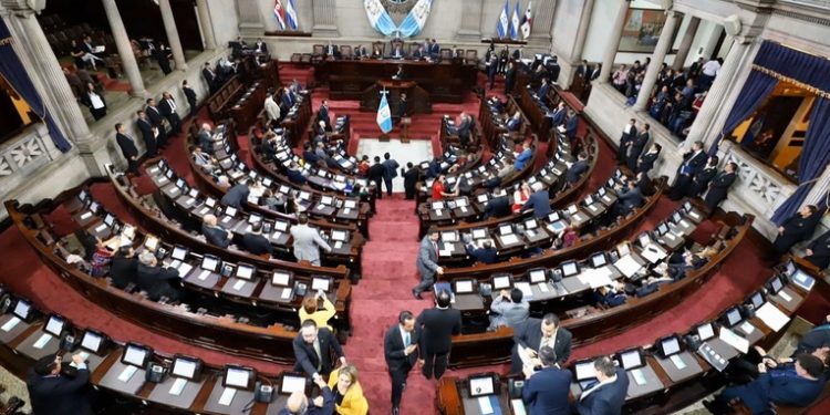 Ausencia de diputados impide el desarrollo de la sesión plenaria en la interpelación al Ministro de Energía y Minas