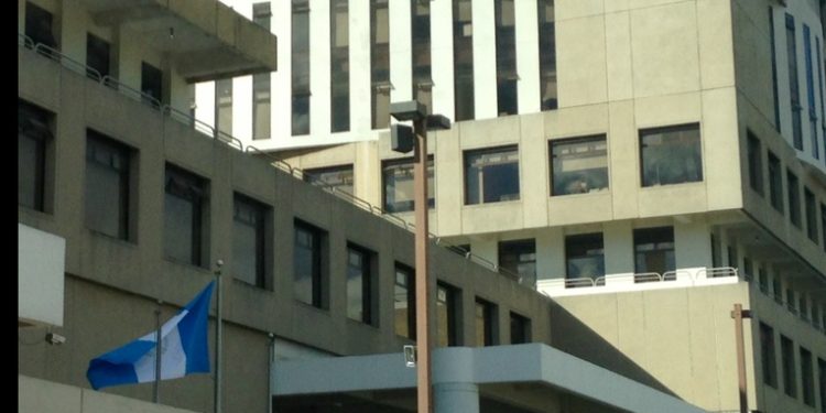 Ausencia de Ministerio Público y UNE en ratificación de denuncia contra magistrados del TSE