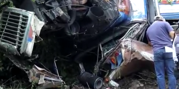 Autobús volcado: Ayudante pierde la vida y otros 7 resultaron heridos