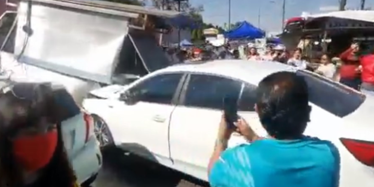 Automóvil embiste un concurrido puesto de tacos en la Ciudad de México y deja 9 heridos