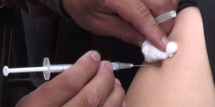 Autoridades analizan implementar la tercera dosis y la vacunación a menores de 12 años