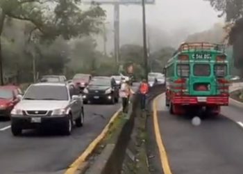 Autoridades anuncian habilitación de carriles temporales en carretera hacia El Salvador.