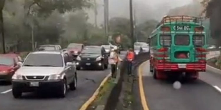 Autoridades anuncian habilitación de carriles temporales en carretera hacia El Salvador.