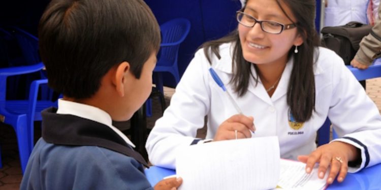 Autoridades buscan tener psicólogos en todos los centros de educación
