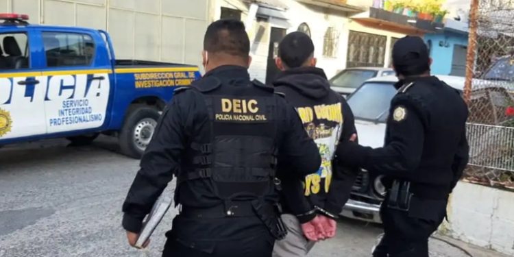 Autoridades capturan a 8 traficantes de personas cuando trasladaban a 54 migrantes