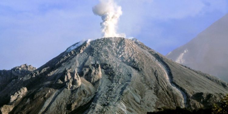 Autoridades continúan en alerta por la actividad del volcán Santiaguito