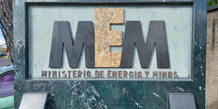 Autoridades de Energí­a y Minas indican tendencia a aumento en precios de los combustibles