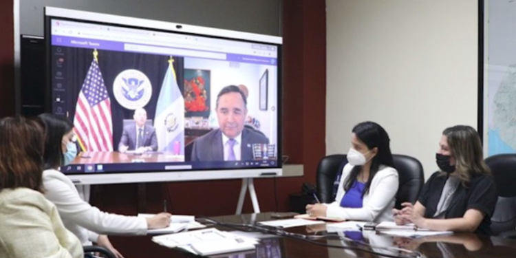 Autoridades de Estados Unidos y Guatemala discuten sobre el combate al coyotaje