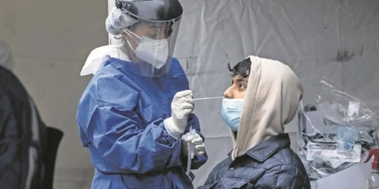 Autoridades de salud registran 2 mil 138 casos de COVID-19, la cifra más alta en los últimos 3 meses