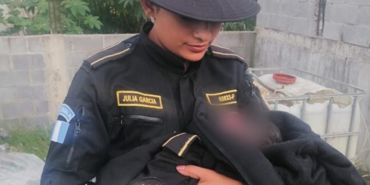 Agentes de la PNC localizan a recién nacida abandonada
