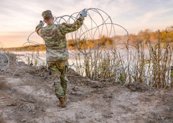 Autoridades de Texas prometen instalar alambre de púas a lo largo de toda su frontera con México