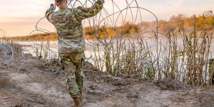 Autoridades de Texas prometen instalar alambre de púas a lo largo de toda su frontera con México
