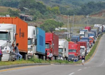 Autoridades de tránsito registren la movilidad del transporte pesado